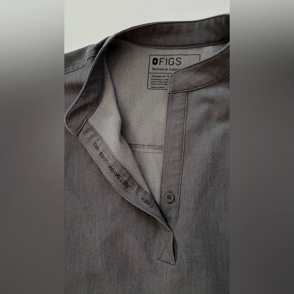 Figs Scrubs Women’s Top Rafaela Oversized Scrub Top Graphite size Small - Picture 4 of 7